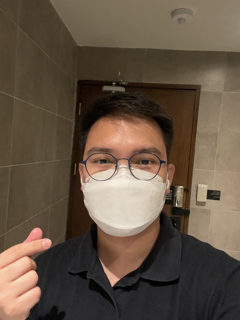 rrdbalmes's tweet photo. Ganda talaga ng ilaw sa restroom ng Starbucks https://t.co/2hXfwli2Jd