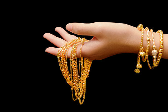 ScarpullaA's tweet photo. Yes"50% of gold usage is ornamental. Serves no functional purpose.  Doesn't bring civilization forward.  Utter decadence and waste." 
Join us! Week of action against Barrick Gold $ABX to Sunday 16! 
#ProtestBarrickGold!
#Boycott4Wildlife &amp; Indigenous peoples!
#STOP #BUYING #GOLD! https://t.co/05UQ62P2Gj