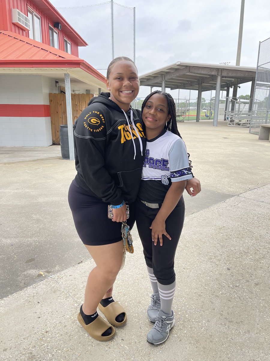 lmalone76's tweet photo. My softball beauties🥎🥎🥎
#GSU23🖤💛♥️
#LARAMPAGE💜🖤🤍 https://t.co/4tBeNRbIyz