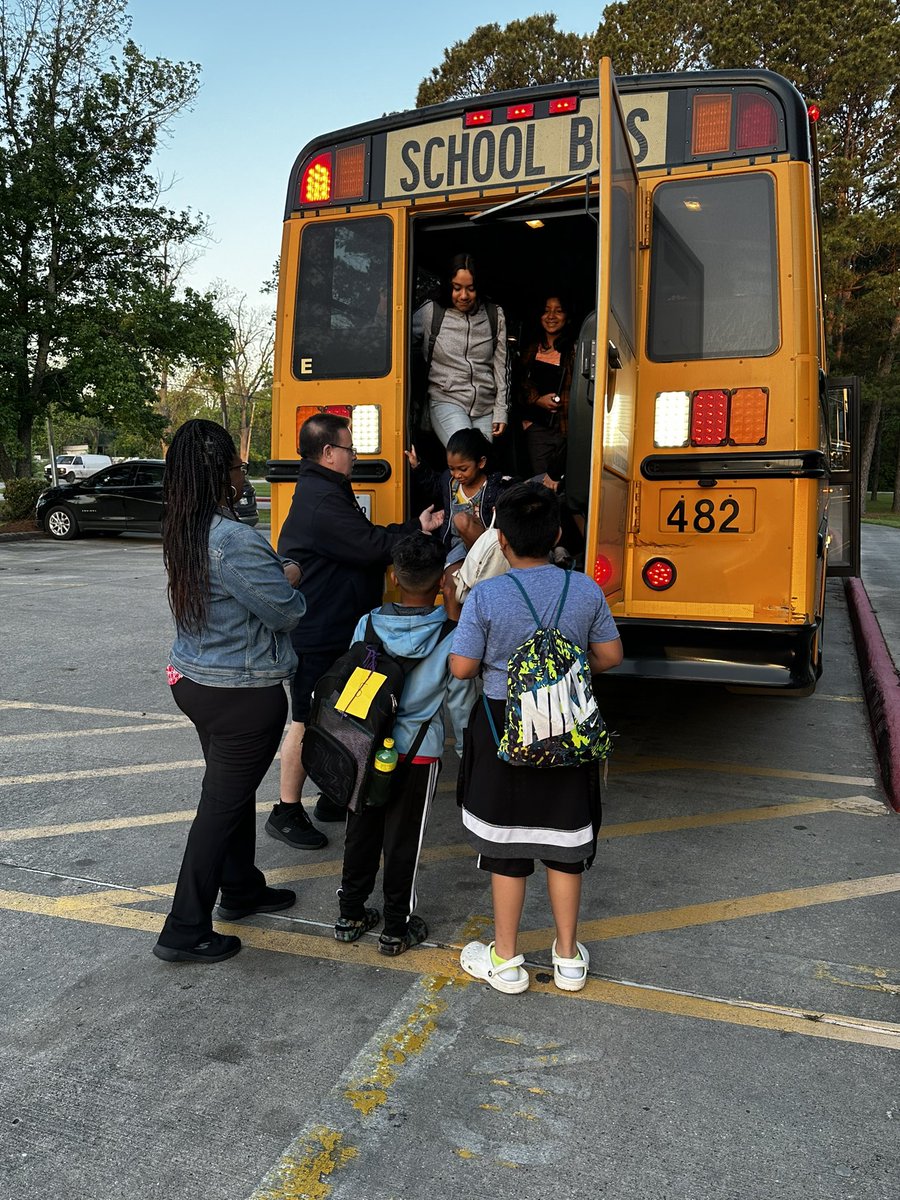 ChavezLizza's tweet photo. Students @Escamilla_AISD practicing bus evacuation! #greatdaytobegreater  @slrehan @Transport_AISD @Enamorado_G 🚌 🌟 https://t.co/5Tyc16uGPd