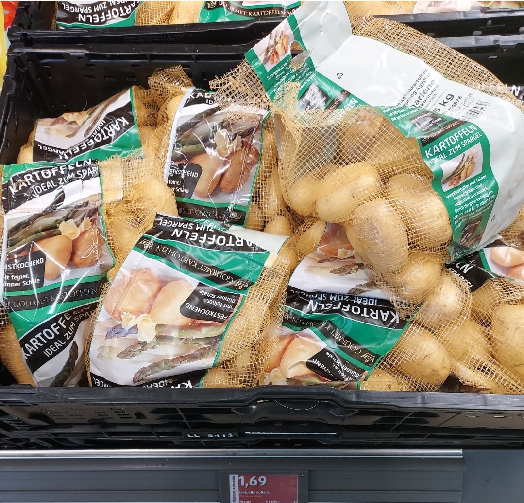 Uzaktan8138's tweet photo. Düşünün yanınızda sadece 10 TL var.
10 x yumurta - 1.99 TL
2.5 kg patates - 1.69 TL
1 kg soğan - 1.99 TL
10 x Küçük ekmek - 1.90 TL 
Toplam 7.57 TL ödeyip..
Kalan 2.43 TL'ye de ; 
1x Redbull - 0.85 kuruş 
1x Fındıklı çikolata - 0.89 kuruş alıp yiyip içerek evinize gidebilirdiniz.

0.69 kuruş'da artırıyor olurdunuz.

Bunlar yüzünden olmadı..
