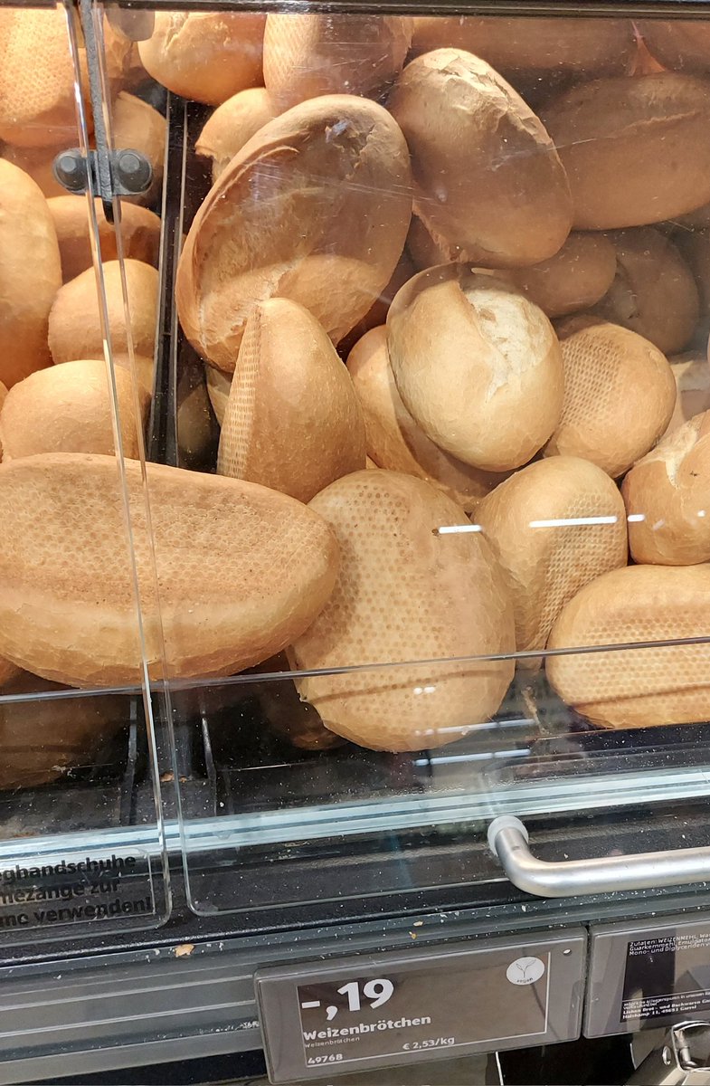 Uzaktan8138's tweet photo. Düşünün yanınızda sadece 10 TL var.
10 x yumurta - 1.99 TL
2.5 kg patates - 1.69 TL
1 kg soğan - 1.99 TL
10 x Küçük ekmek - 1.90 TL 
Toplam 7.57 TL ödeyip..
Kalan 2.43 TL'ye de ; 
1x Redbull - 0.85 kuruş 
1x Fındıklı çikolata - 0.89 kuruş alıp yiyip içerek evinize gidebilirdiniz.

0.69 kuruş'da artırıyor olurdunuz.

Bunlar yüzünden olmadı..