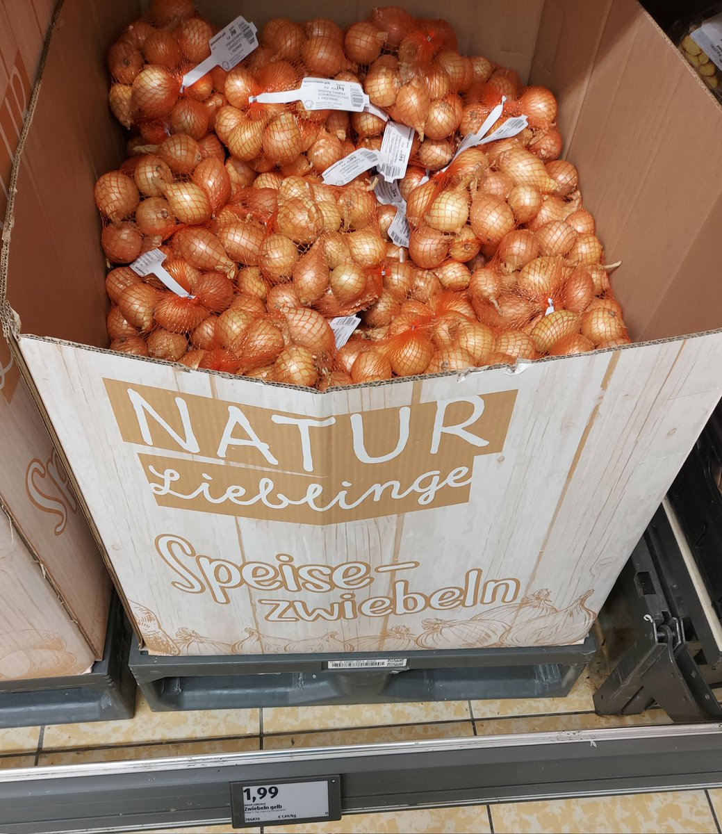 Uzaktan8138's tweet photo. Düşünün yanınızda sadece 10 TL var.
10 x yumurta - 1.99 TL
2.5 kg patates - 1.69 TL
1 kg soğan - 1.99 TL
10 x Küçük ekmek - 1.90 TL 
Toplam 7.57 TL ödeyip..
Kalan 2.43 TL'ye de ; 
1x Redbull - 0.85 kuruş 
1x Fındıklı çikolata - 0.89 kuruş alıp yiyip içerek evinize gidebilirdiniz.

0.69 kuruş'da artırıyor olurdunuz.

Bunlar yüzünden olmadı..