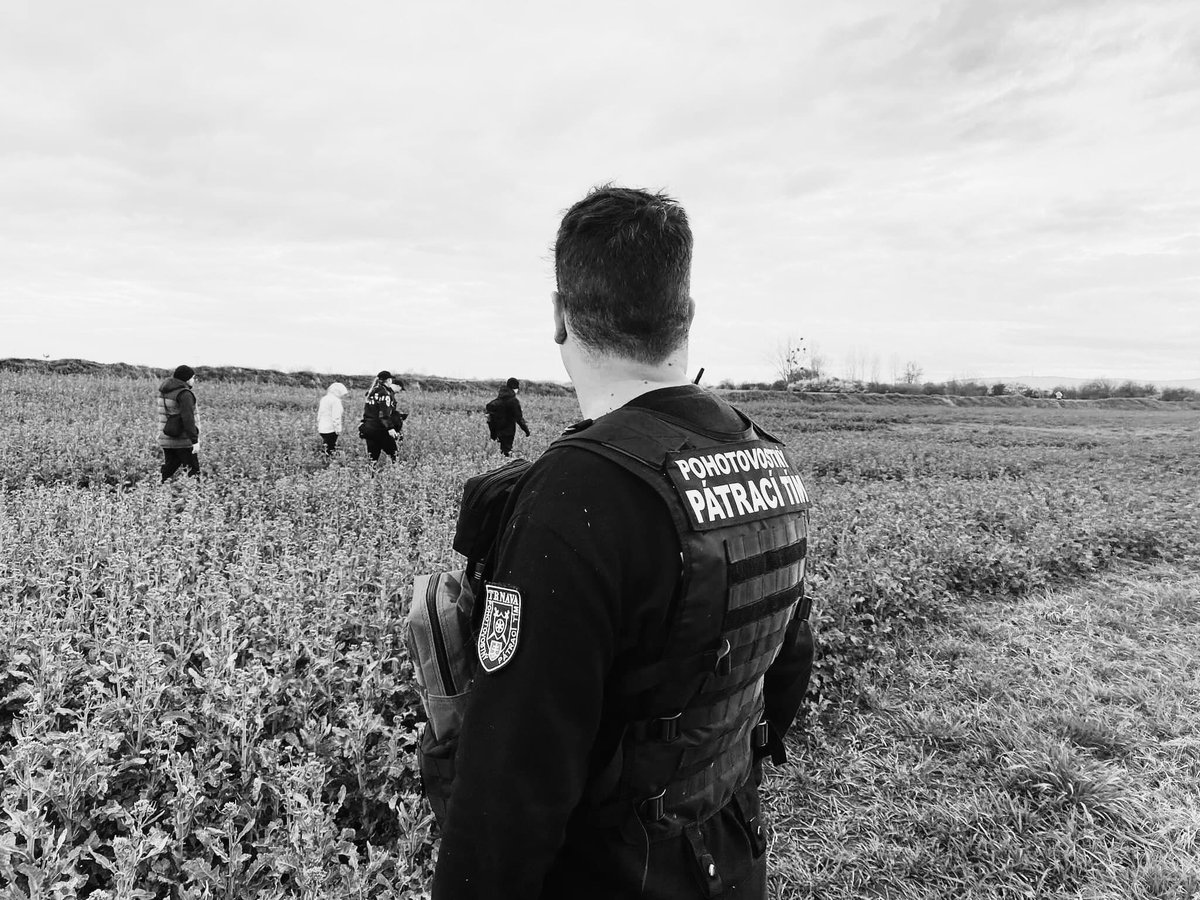 PatraciTim's tweet photo. Radoslav K. bol nájdený, žiaľ už neskoro 🕯️🖤
Po nezvestnom Radoslavovi sa pátralo aj včera a to vo viacerých častiach Slovenského Grobu. Vo večerných hodinách sme však prijali smutnú správu o náleze tela bez známok života v lesnatej oblasti v časti Čierna Voda. #SAR #Slovakia https://t.co/O03mHcCTMP