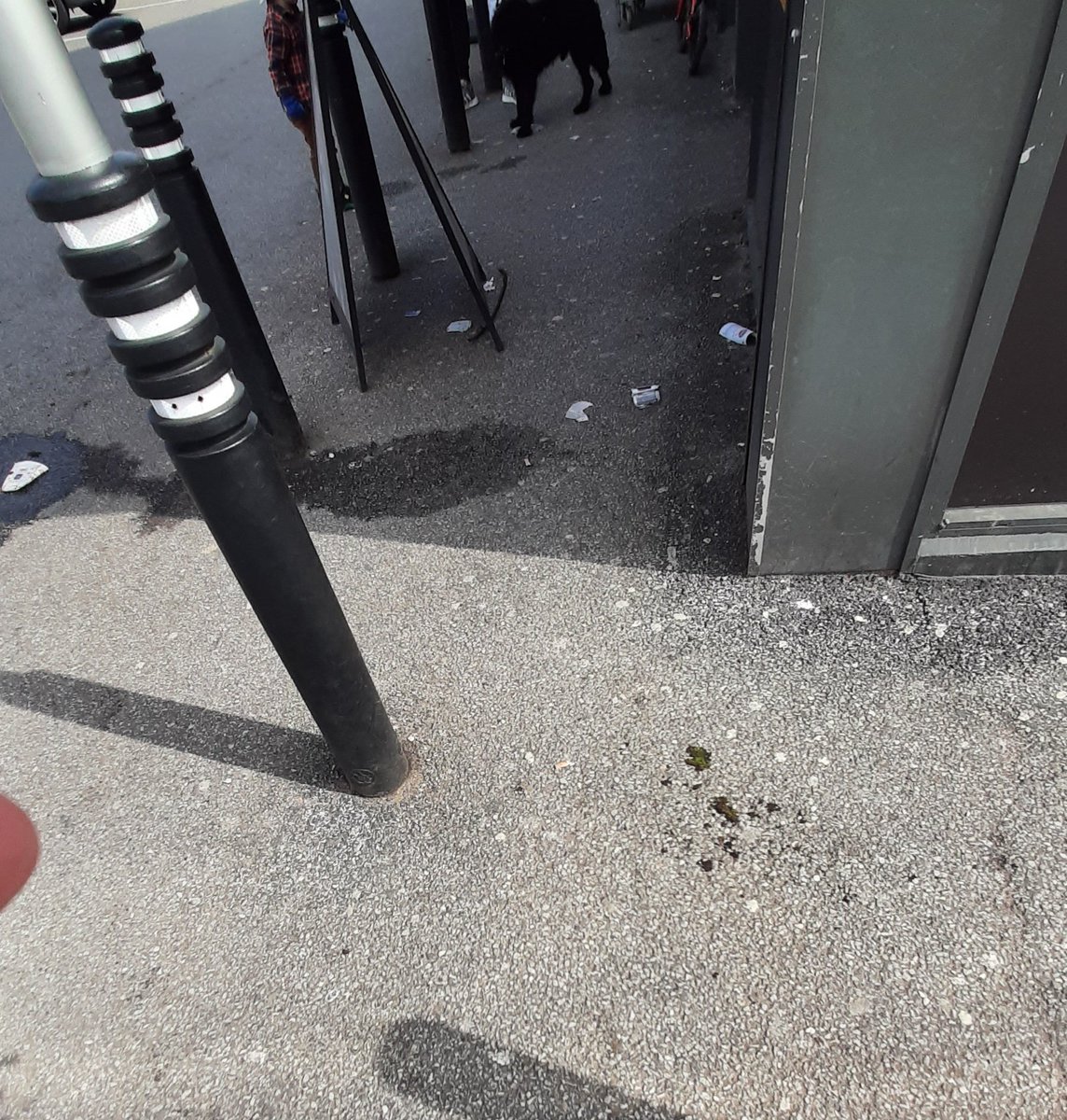graninavan's tweet photo. This is what having @sainsburys local near your house looks like. Bins removed and little if any sweeping up! https://t.co/cJzVgCGHyM