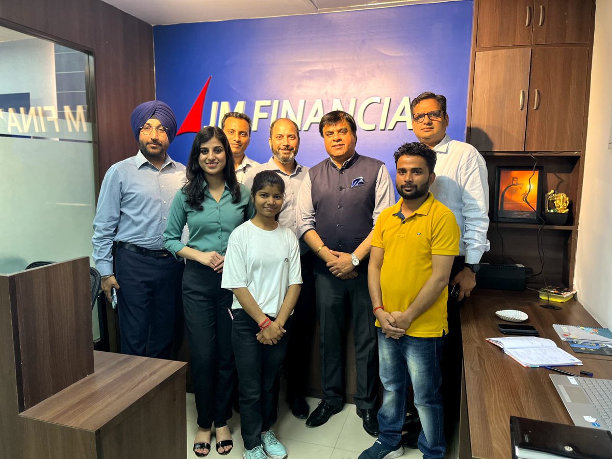 kapoorankur's tweet photo. @ashumadan4 thanks for coming to our office and inspiring us like #ViratKohli #teamJM #nifty #markets https://t.co/Ixm2lfY4ah