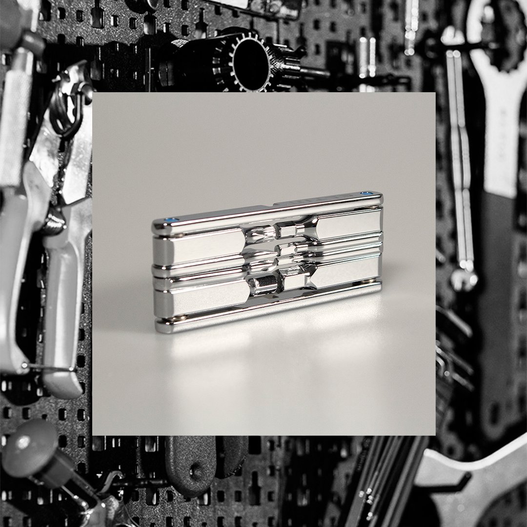 La multiherramienta mini plana 10 en 1 es extremadamente funcional y cómoda para guardar y transportar. 

✔️¡Con su diseño extraplano y compacto, ni te entererás de que la llevas!

🔧Cabezas: Allen 2-3-4-5-6 / Phillips 1 / Torx 25 / Plana 5 / Radios 14G y 15g
📐72x27x7mm / 78gr