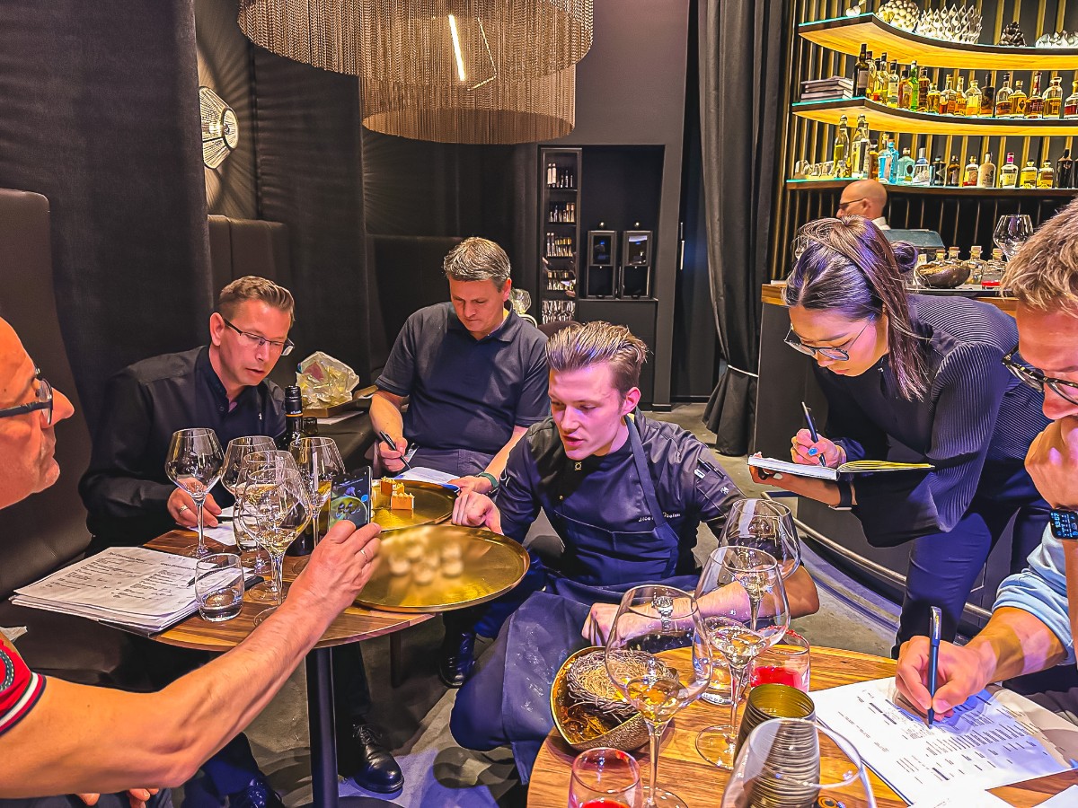 Hinter den Kulissen von <a href="/Eatrenalin/">Eatrenalin</a> tüfteln Pablo, Ties, Julie und einige Experience Artists fleißig an einem völlig neuen 8-Gänge-Menü. Natürlich haben Oliver, Katja und ich ihre Kreationen ebenso fleißig verkostet 😇 und sie haben sich wieder einmal selbst übertroffen!