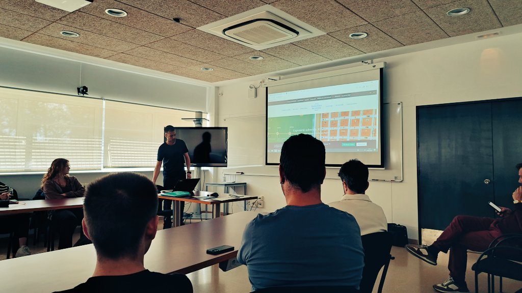 MLuisaGRomeu's tweet image. Sala de juntes de la @UdGPolitecnica plena. Última sessió de l'edició pre @ForumEPS  del curs Busca el teu talent: estudiants #GINSA,#GETI, #GEM,#GEE. De nou amb la participació de @UdGCompromis, @EEL_EPS i @UdGOcupacio .çç. #AprenEPS. Gràcies Antonio, Oriol, Núria, Jordi.
