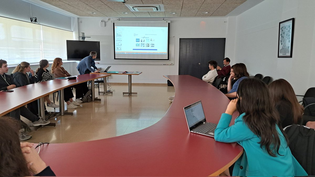 MLuisaGRomeu's tweet image. Sala de juntes de la @UdGPolitecnica plena. Última sessió de l'edició pre @ForumEPS  del curs Busca el teu talent: estudiants #GINSA,#GETI, #GEM,#GEE. De nou amb la participació de @UdGCompromis, @EEL_EPS i @UdGOcupacio .çç. #AprenEPS. Gràcies Antonio, Oriol, Núria, Jordi.