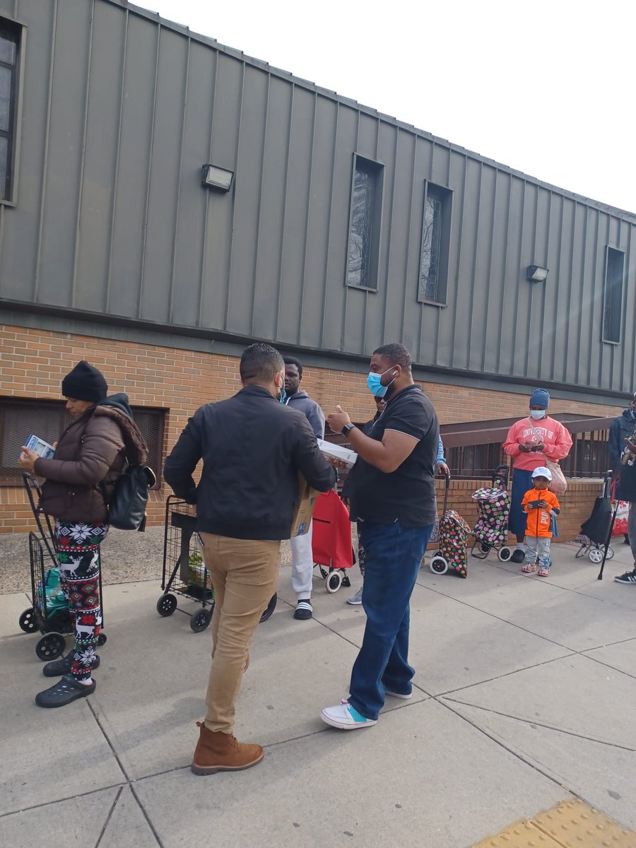 CovidResp's tweet photo. Tempranito en la Mañana apoyando nuestra comunidad. 
#LatinoCovid #NorthBronx #Bronx https://t.co/hhkRsEbeLr