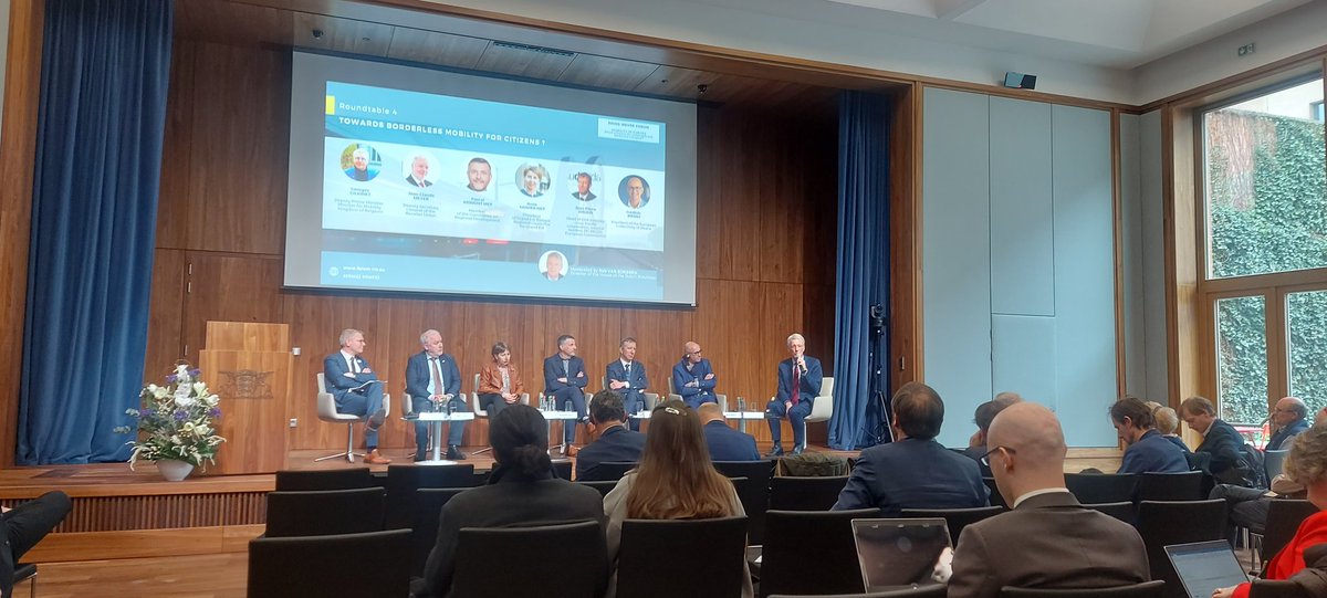 GrandEstEurope's tweet photo. 👉 Table-ronde "Vers une #mobilité sans #frontière pour les #citoyens ?"
Avec l'intervention de @GeorgesGilkinet, @JeanClaudeMeye3, @pascal_arimont, @AnneSanderElue, @JP_Halkin_EU, et @F_Bierry
🎤Animation par Rob van Eijkeren, Chef de @HNPbrussel
#frm23 #rmf23 https://t.co/gya8BtaQ5W