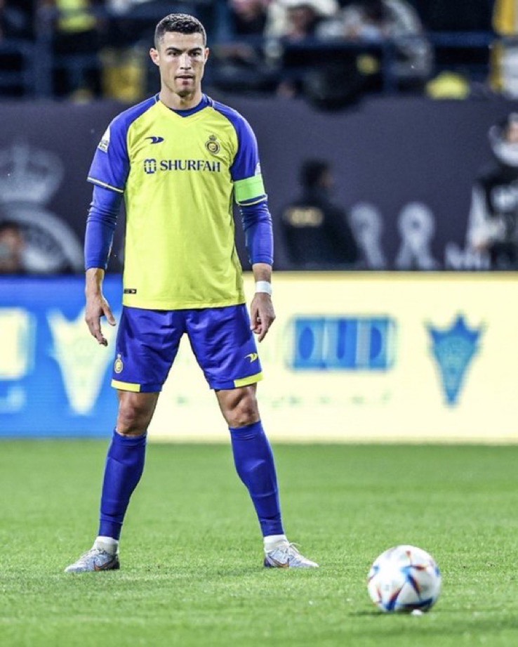 TeamCRonaldo's tweet photo. Funny how a guy with 0 career free-kicks has the audacity to talk about Cristiano Ronaldo who has 60 career free-kicks.😂 https://t.co/uEGT66hI6S