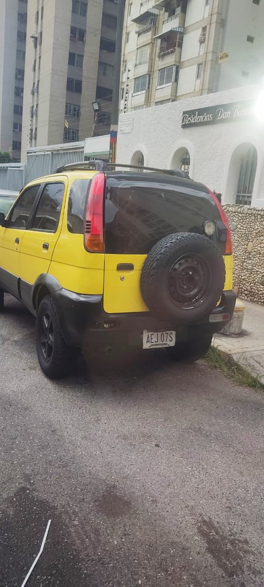 DanielavRojasD's tweet photo. Esta camioneta Terios placa AEJ07S fue robada ayer al mediodía en la calle Maria Auxiliadora de Los Ruices, en Caracas.

Por favor si alguien la ve comunicarse a estos números 04242739708 y 04241948312.

Aquí en el video se ve cómo fue robada. 

@DouglasRicoVzla @PRENSACICPC https://t.co/xHPBAELcBK