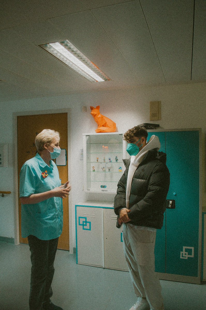 EliasN97's tweet photo. Ich war heute im Charité in Berlin und habe ein paar Krebserkrankte Abonnenten überrascht und versucht ihren Tag ein wenig zu bereichern 🙏🏽 ich wünsche allen viel Gesundheit und schätzt das war ihr habt ❤️ hat mich gefreut euch kennenzulernen wenn ihr den Post hier seht ❤️ https://t.co/KQ9irwcPKt