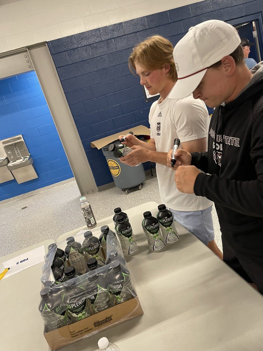 MoStateMGolf's tweet photo. The guys helped do some packaging last night at @ConvoyofHope Great job by @CarterAnthonyL1 and @lavalyeet for organizing!

#MSU🐻⛳️ https://t.co/IM8giPYgjg