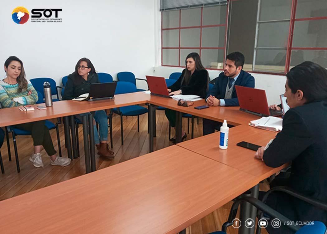 sot_ecuador's tweet photo. #MesadeTrabajo | La #Zonal9 se reunió con funcionarios de la Unidad Especial Regula Tu Barrio y la Secretaría de Territorio, Hábitat y Vivienda del GADM de #Quito, para abordar temas sobre regularización de asentamiento humanos de hecho, que se encuentra realizando el municipio. https://t.co/9vx1o43sXm