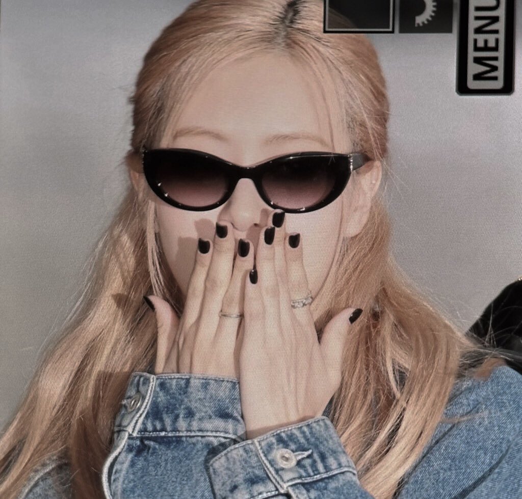 jisoomysky's tweet photo. Se sabe que Rosé perfect es talentosa, hermosa, toda una Diosa divina, inteligente y llena de alegría, lo mejor es que ya estamos a días de verla en Coachella devorando el escenario ❤️

Rosé coachella
Rosé collab
Rosé concert
Rosé cool
Rosé dancing
Rosé divine
Rosé doll https://t.co/ZL2xi79IgM