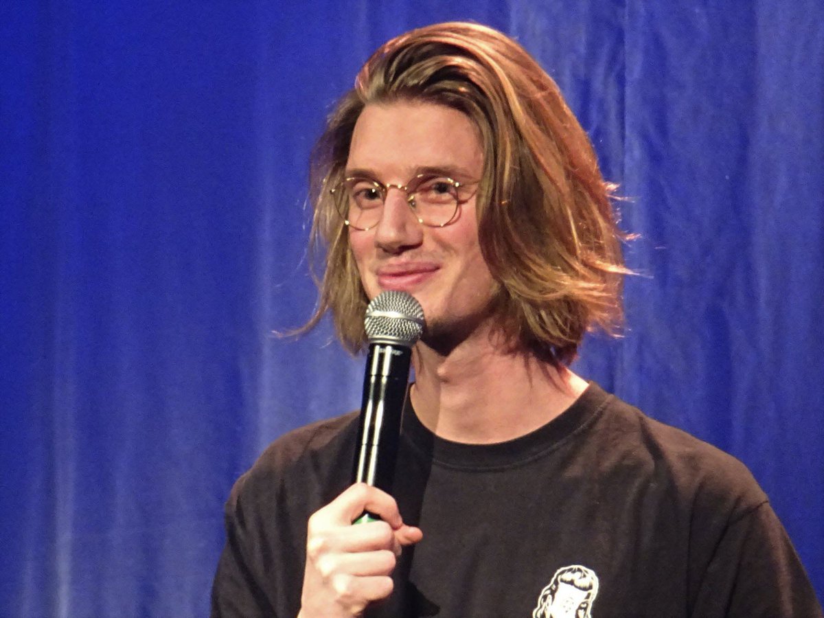 FocusFR_'s tweet image. 🇲🇫 INSOLITE - L'étonnante comparaison d'Apolline de Malherbe face à Marine Le Pen ce matin sur BFM :

💬 "Vous me faites penser à Paul Mirabel dans #LOLquiritsort, il ne prend aucun risque et ça marche [...] Est-ce que c'est ça votre stratégie ? Pas faire grand chose..."