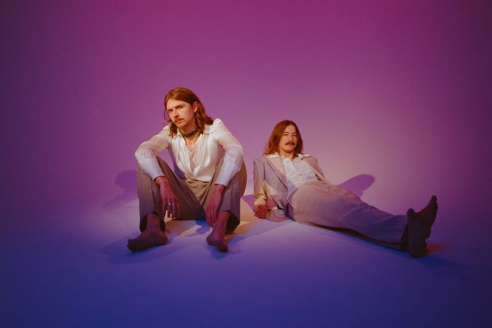 Under_Radar_Mag's tweet photo. Swedish indie pop duo @Tomode10 has shared a new track, "Riviera," premiering with Under the Radar. The band's new EP of the same name is out on April 14th via Riptide Records.
https://t.co/2b5ILurZDE https://t.co/iABFlprIoO