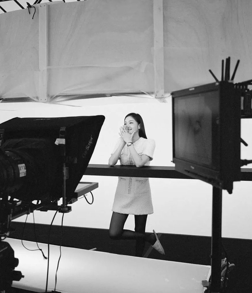 kimgoeuneu's tweet photo. [120423] #KimGoEun shares behind the scene shoot from Chanel J12⌚️ campaign 《 It's All About Seconds》

📸IG @/ggonekim 
@chanelofficial 🤍

#J12 #CHANELWatches #ItsAllAboutSeconds

#김고은 #金高銀 
#คิมโกอึน #キムゴウン 
#샤넬 #Chanel #ChanelJ12 https://t.co/UPVp5E1RmM