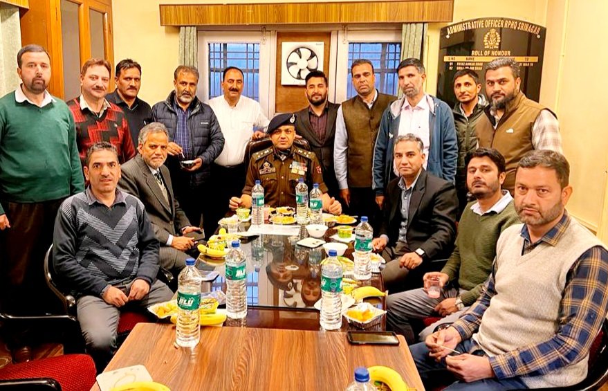 sujitpchauhan's tweet photo. Iftaari with my team...
Ramadan Mubarak https://t.co/S2kyVZQPtG