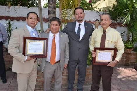 zavala_fco's tweet photo. QEPD 🙏🏻 colega y distinguido abogado Lorenzo Ramos Felix con quien tuve el honor de coincidir en diversos ámbitos profesionales, académicos y gremiales. 

Foto: “Reconocimiento al Abogado del año 2013”. https://t.co/h5oG2BCZtk