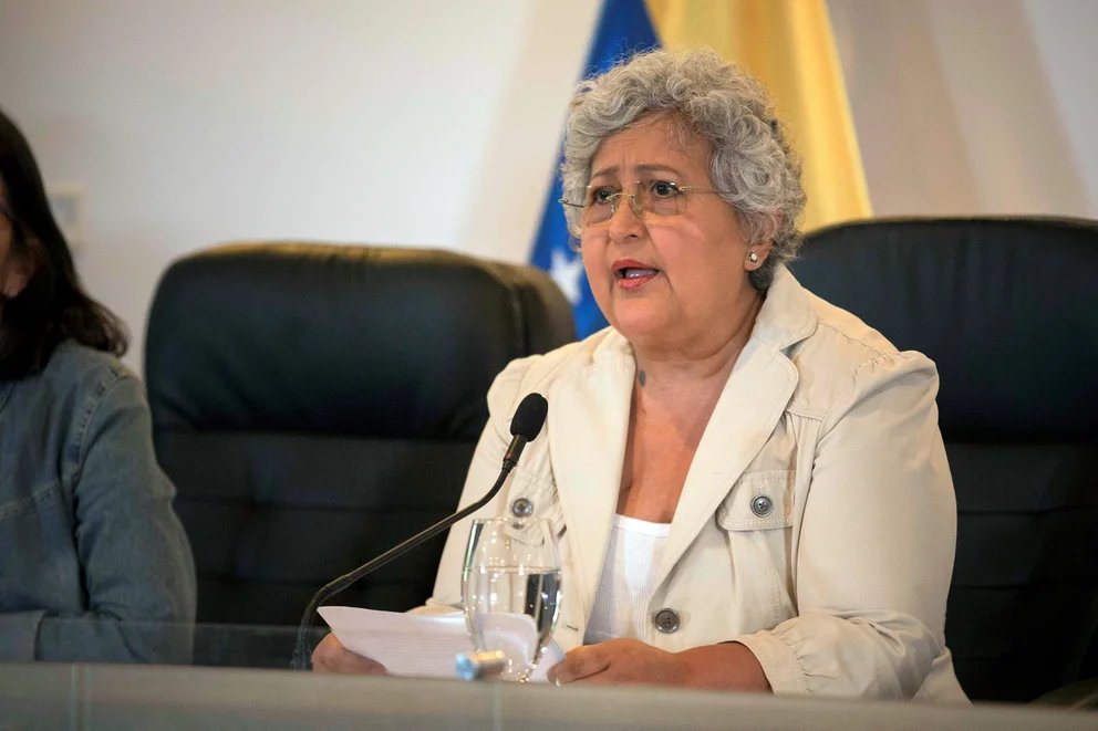 NADA POSITIVO DEJÓ . . . SOLO FRAUDES Y UNA VIDA DE RODILLAS SIRVIENDO A LA DICTADURA . . . DESTINO: QUINTA PAILA
Murió Tibisay Lucena, ministra y ex presidenta del ente electoral de Venezuela
Fue parte de la arquitectura del fraude en las elecciones venezolanas. Se desconocen