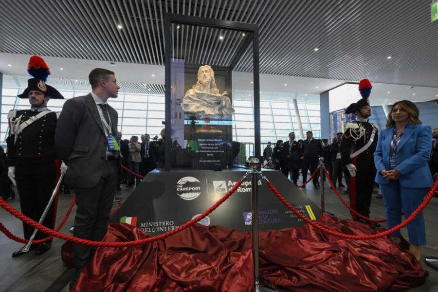 Ahora, por sorpresa, el Salvator Mundi, obra de Gian Lorenzo Bernini, deja las basilica de San Sebastián en la Appia y se traslada al aeropuerto de Fiumicino. TODO MAL 😓