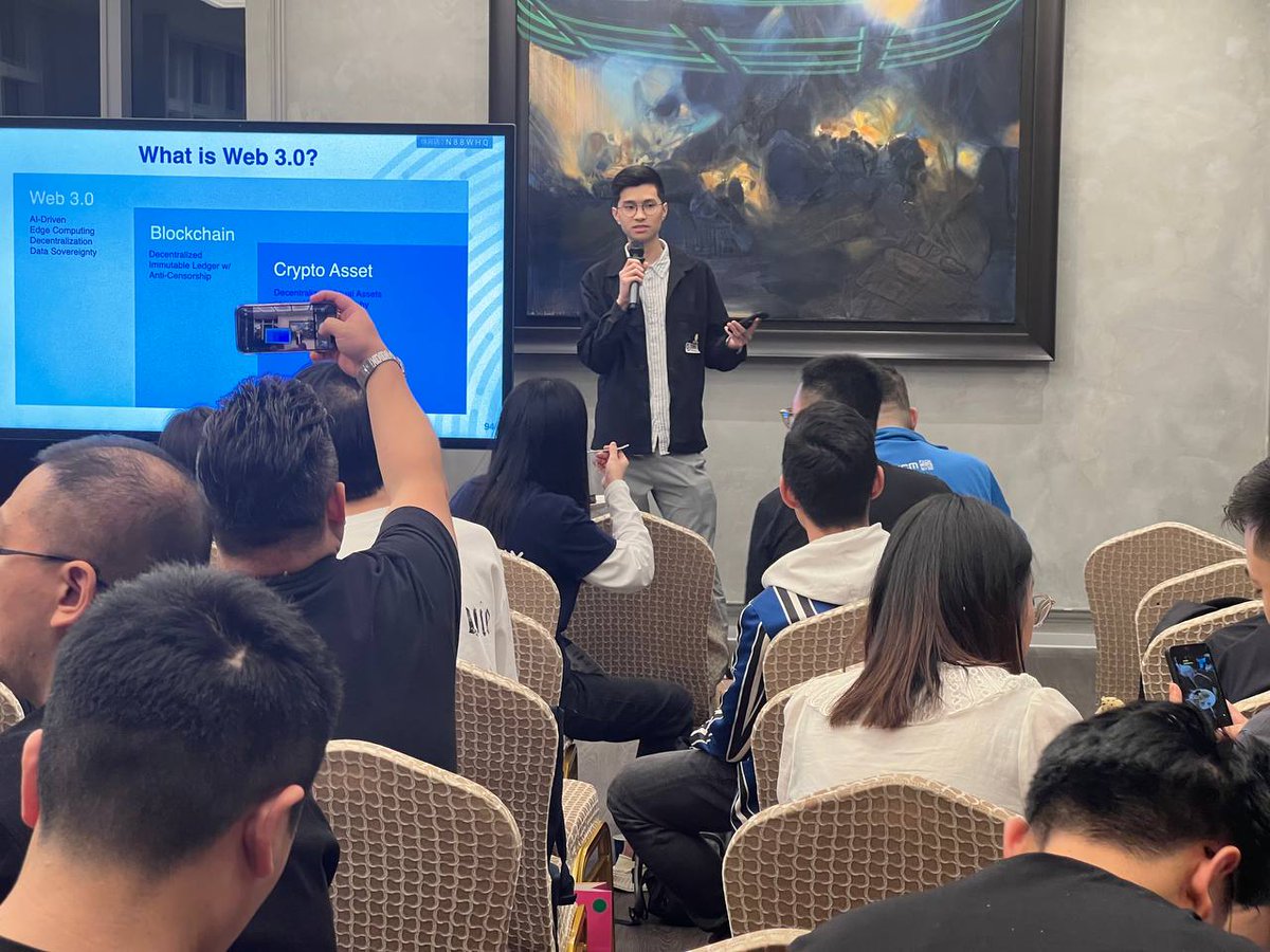 ednsdomains's tweet photo. The HK WEB3 event, co-sponsored by #EDNS, is happening at Clubhouse K7 in Hong Kong.
Mike Ng, our co-founder, has showcased the EDNS ecosystem's products, precisely #DeDrive and #SendBlock, to Web3 industry players, including #PlayDao, and #Coinlive.
#HKWeb3Fest #web3together https://t.co/fe3GML1Jz5