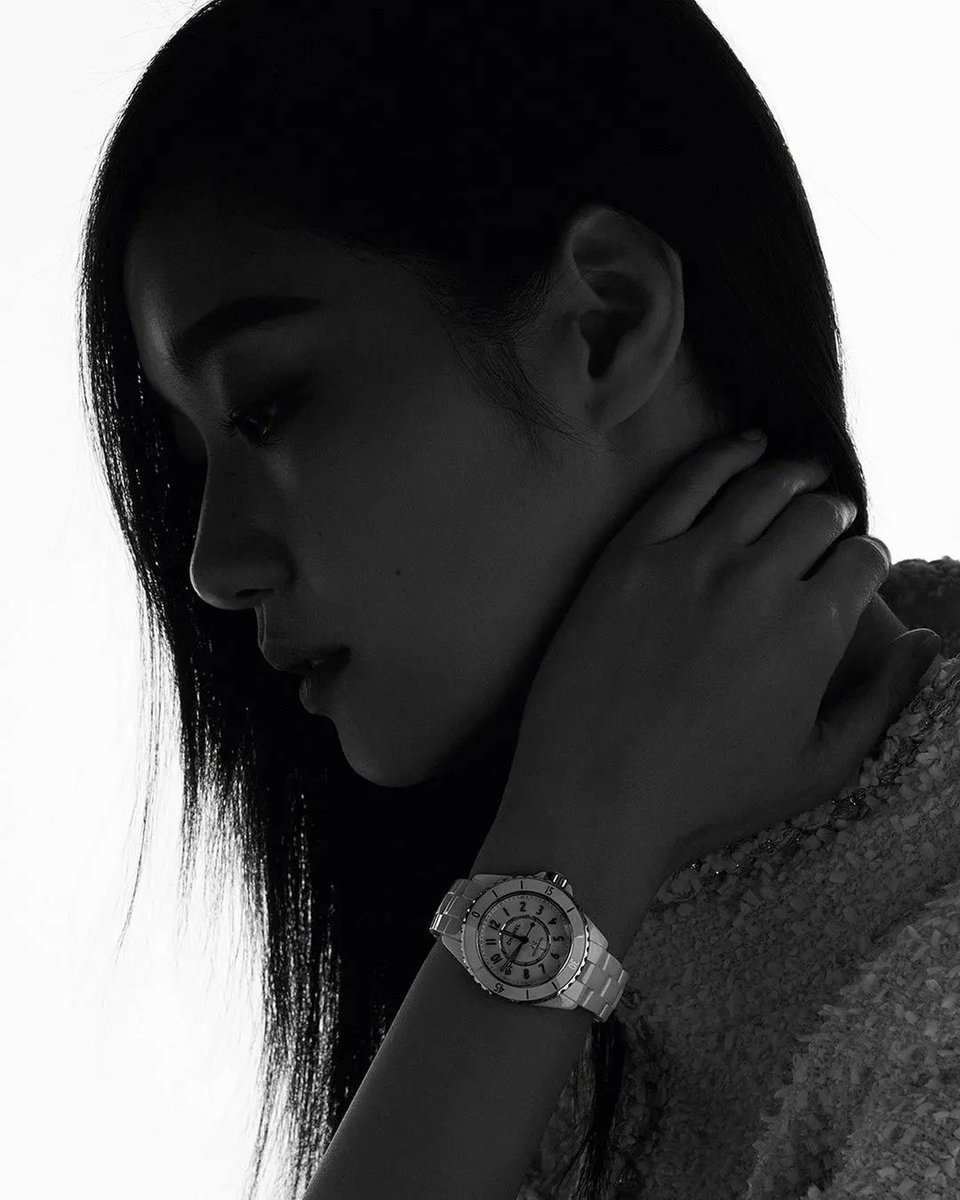 kimgoeuneu's tweet photo. [120423] #KimGoEun shares behind the scene shoot from Chanel J12⌚️ campaign 《 It's All About Seconds》

📸IG @/ggonekim 
@chanelofficial 🤍

#J12 #CHANELWatches #ItsAllAboutSeconds

#김고은 #金高銀 
#คิมโกอึน #キムゴウン 
#샤넬 #Chanel #ChanelJ12 https://t.co/ISuYhDongT