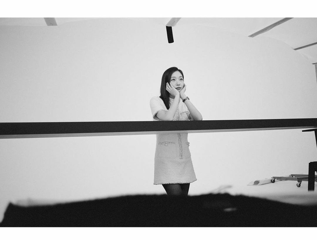 kimgoeuneu's tweet photo. [120423] #KimGoEun shares behind the scene shoot from Chanel J12⌚️ campaign 《 It's All About Seconds》

📸IG @/ggonekim 
@chanelofficial 🤍

#J12 #CHANELWatches #ItsAllAboutSeconds

#김고은 #金高銀 
#คิมโกอึน #キムゴウン 
#샤넬 #Chanel #ChanelJ12 https://t.co/ISuYhDongT