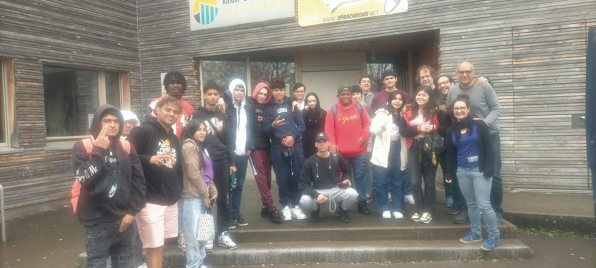 Hem arribat a Stuttgart amb joves del PFI per fer un intercanvi amb joves de Kinder- und Jugendhaus Fasanenhof. <a href="/consorciedubcn/">Consorci d'Educació</a>
<a href="/gencat/">Generalitat de Catalunya</a> <a href="/Bcn_NouBarris/">Districte de Nou Barris</a> <a href="/educaciocat/">Educació</a> <a href="/SalesiansSJordi/">Salesians Sant Jordi</a>