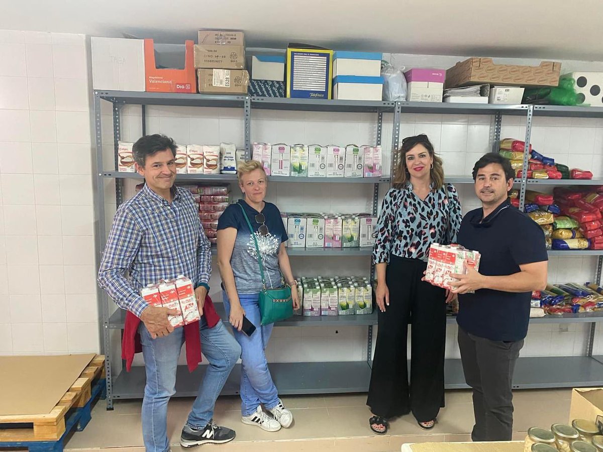 UAlgete's tweet photo. Debido al estado de desabastecimiento en el que se encuentra el  #bancodealimentos situado en el Centro del mayor #algete, UCIN ha podido colaborar con la compra de 130L de leche para las familias necesitadas. Todo es poco en estos momentos, mientras llega la próxima entrega. https://t.co/hRM8G2qdUZ