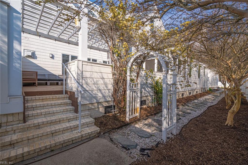 RWRealtyCo's tweet photo. Built with elegance and abundance in mind, you'll embrace the sights and sounds of the beach all year long.

4225 Sandy Bay Drive, VA Beach, VA 23455
Anna Staylor, Rose &amp; Womble Realty
https://t.co/rcTdyZ45Me https://t.co/71Ik19Y1ph