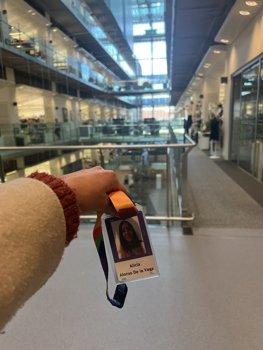 Aliciaadv's tweet photo. Just started as a postdoc in @JulianDownward laboratory at @TheCrick 💂🏼♀️Very much looking forward to be part of the lab and contribute to the improvement of lung cancer therapies. https://t.co/h872AwHxS9