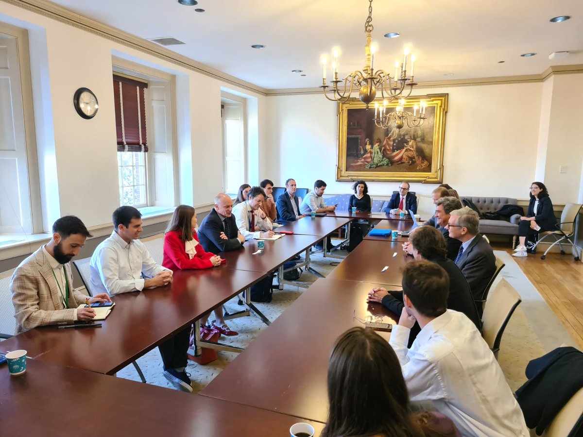 joseluisescriva's tweet photo. 🇺🇸 Estupenda conversación en #Washington con @alejandrowerne7 y con estudiantes en la Universidad de @Georgetown sobre reformas y políticas públicas de impacto, pensiones y mercado laboral. Preguntas incisivas y muy profundas ¡Gracias por este diálogo tan interesante! https://t.co/Wd4vVDSrC7