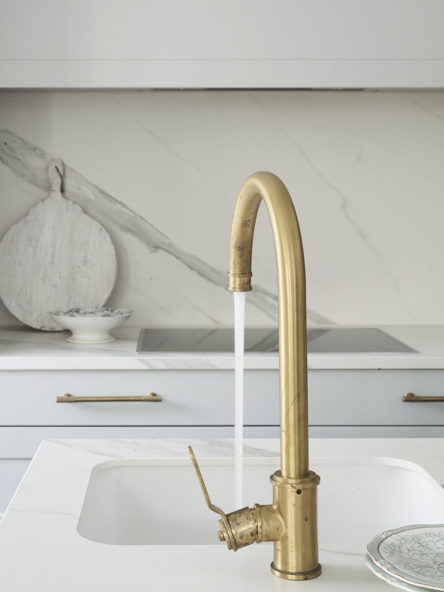 roundhouse_dsgn's tweet photo. Creating a timeless design was the concept for this open plan kitchen featuring elegant classic style design and a sophisticated pallet of colours and finishes. #roundhousedesign #kitchen #studiocollection #kitchendesign #kitchendesigner #brightkitchens #lightkitchens https://t.co/FGdarEevdv