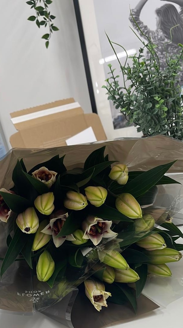 leanne8666's tweet photo. Our first personal styling session in a while selling £852 worth of product. The lady brought some flowers in for Tracy after her appointment as she was so happy with her experience 💐 @WeAreMV_ https://t.co/S1pRKVAwnW