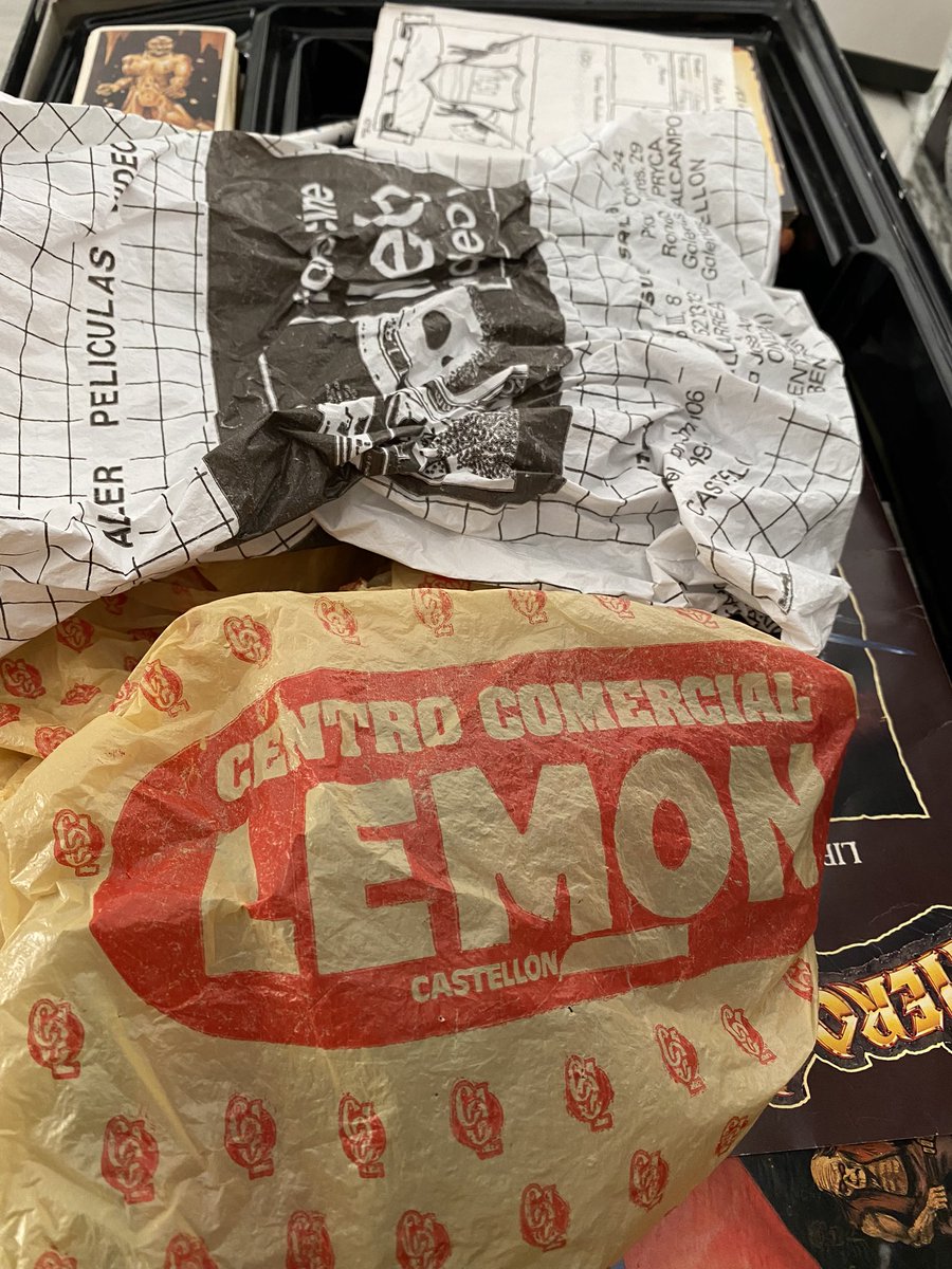 AlfonsoEscrig's tweet photo. Cosas que te encuentras en el trastero de tus padres dentro del #Heroquest 🗡️💀💪🏼🧙🏻♀️🧟♂️👑 🕷️🕯️🚪🎲@hasbrofans_es #MBJuegos Pocs entendran això de la bossa de #LemonCS 👔👙👖🥾🛍️📚🧸#NoetsdeCSsinò #NotOnlyWork https://t.co/t0x97tImao