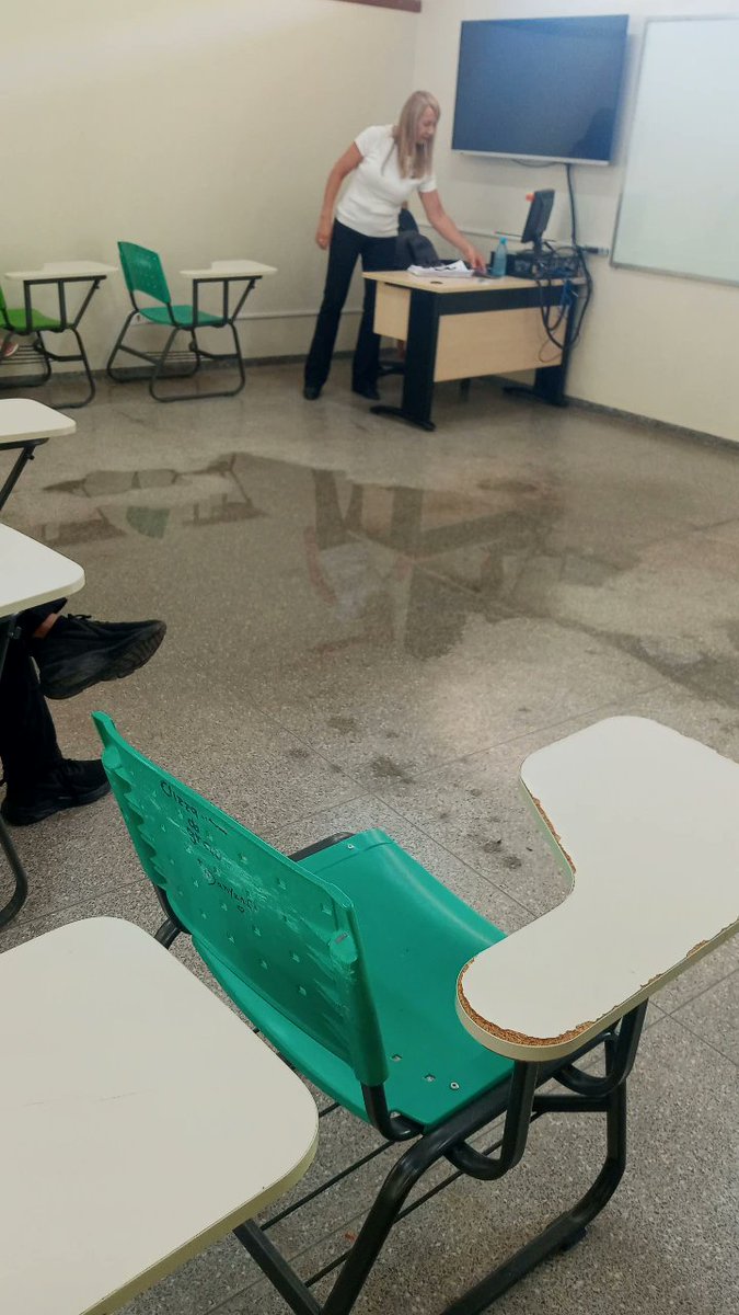 EuManuh1111's tweet image. Tamo bem burguês hoje, tem até piscina na sala😍 #ifro #ifrovilhena