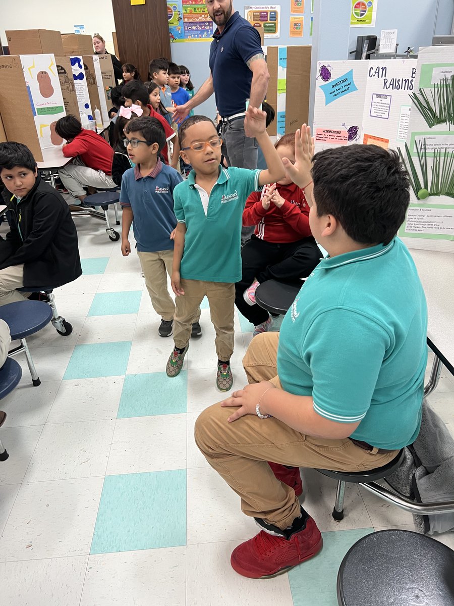 HSAWaco's tweet photo. Mrs. Panameno’s Third grade class enjoyed showing off their projects for the STEM showcase. https://t.co/VA0uEcTZ9Q