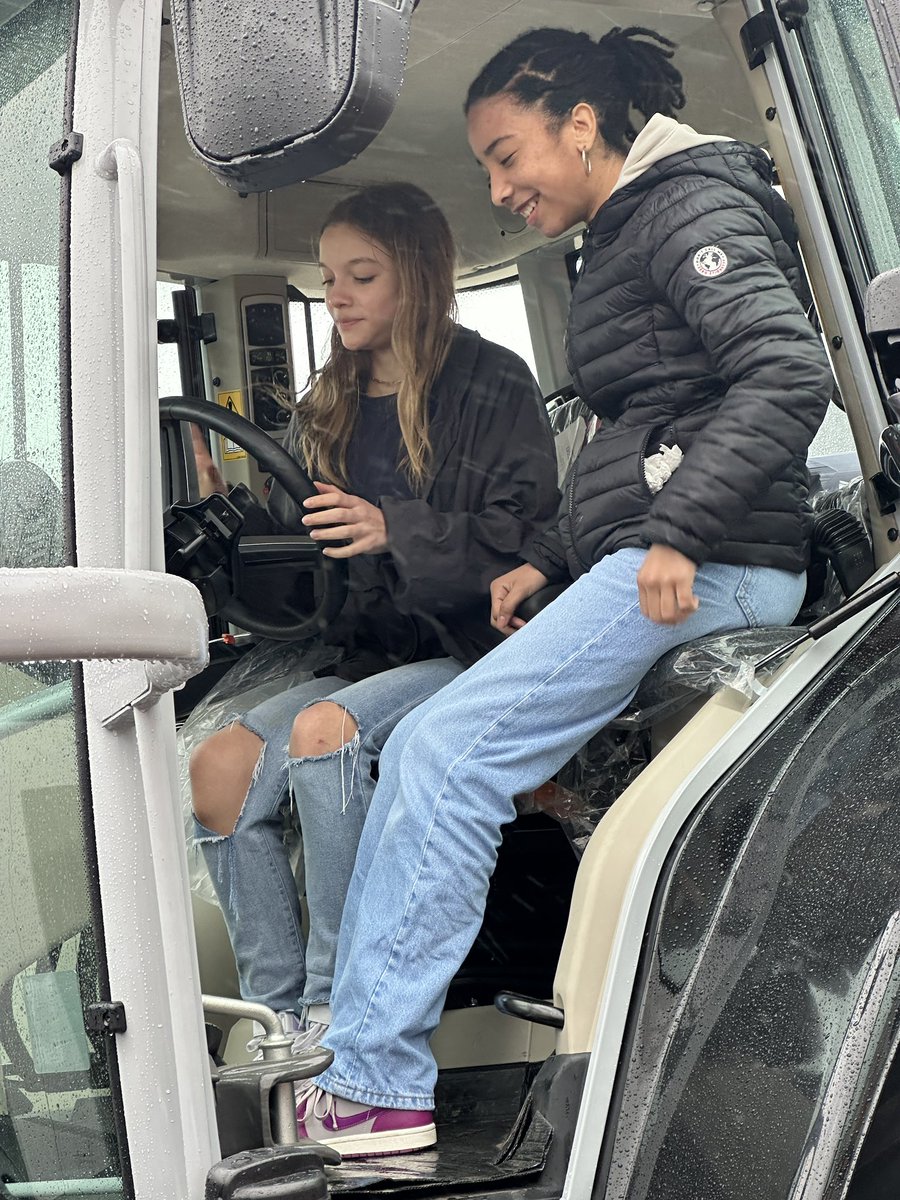 coopEMC2's tweet photo. Troisième journée de L'EMC2 des collèges à Ancemont : les salariés du machinisme présentaient leurs métiers. Au programme : théorie, hautes technologies, GPS et tracteurs connectés. De quoi susciter de l'intérêt et des vocations ! #avenir #emploi #orientation #agriculture https://t.co/LEYxd2dq7n