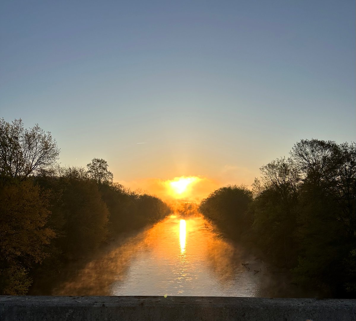 AlisonPryorWx's tweet photo. Sunrise progression from Tuesday morning. Love how the sun just pops out in the second photo!
๐ท: Crystal Gadd - Delano, TN #sunrise #TNwx #springmornings https://t.co/PfwRRWcD6J