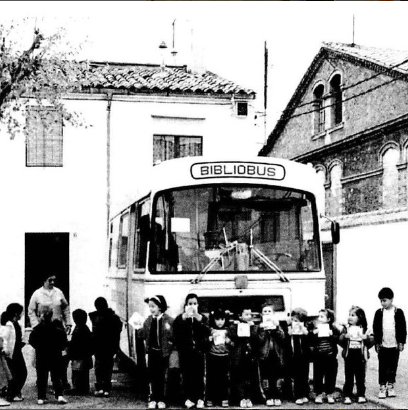diba's tweet photo. Felicitem el Bibliobús Pedraforca, que avui fa 5⃣0⃣anys!

És el més antic dels que funcionen a Catalunya: el vam posar en marxa el 1973 per donar servei a les poblacions rurals i continua donant servei a +12.300 habitants de 12 municipis del Berguedà.

✅https://t.co/1rZ3bDhOjN https://t.co/gpNEFcFgE1