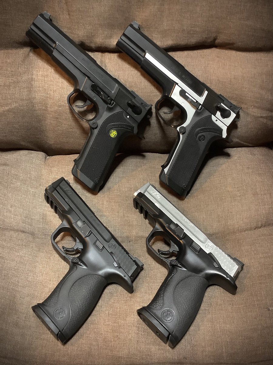 MetalicAir's tweet photo. S&amp;W  新旧のお気に入り。
#PC356 は、#エアガン(#Airsoft) の楽しさを初めて教えてくれた銃でもある。
M&amp;P9 はアニメの影響が少しあるかも。
直線と曲線のキャラクターラインは、どちらの機種にも共通の心地よさをもたらしているような気がする。

#ハンドガン #東京マルイ #エアコキ #ガスブロ https://t.co/gXlorwsch9