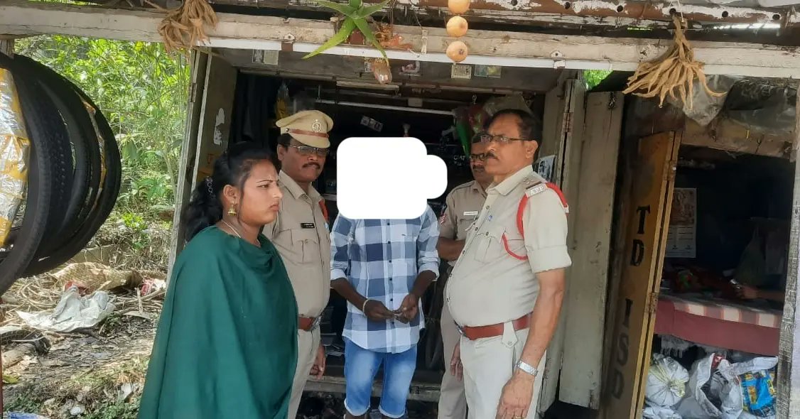 SRIKAKULMPOLICE's tweet photo. అనంతరం ఆమదాలవలస పట్టణంలో మెకానిక్ షెడ్స్, హోటల్స్, వాటర్ సర్వీస్ సెంటర్స్ లో తనిఖీలు నిర్వహించి, ఒక బాలుడిని #Rescue చేశారు..(2/2)
#ChildMarriages
#Childissues
#Childpornography
#tollfreenumber1098
#Suicidepreventions
#Awareness https://t.co/IA7LYnIwkp