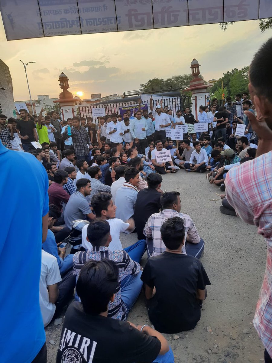 माननीय मुख्यमंत्री,
राजस्थान सरकार,
जयपुर |
विषय :- गाँव असाड़ी थाना-गिराब, जिला-बाड़मेर निवासी अनुसूचित जाति के श्री कोजाराम की जमीनी विवाद को लेकर चल रहे केस को वापिस नही लेने पर दबंगों द्वारा निर्मम हत्या करने पर क़ानूनी कार्यवाही करने बाबत | 1/2
<a href="/ashokgehlot51/">Ashok Gehlot</a> <a href="/Barmer_Police/">Barmer Police</a>