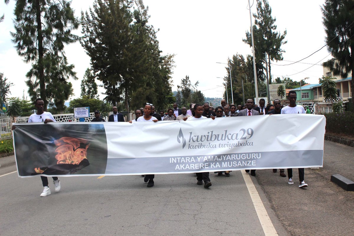 Muri aka kanya, mu cyumba cy'inama cy'Akarere ka #Musanze harikubera umuhango wo kwibuka abahoze ari abakozi  b'Amakomini yahujwe akavamo Akarere ka Musanze bishwe muri Jenoside yakorewe Abatutsi mu 1994; wabanjirijwe no gushyira indabo ku rwibutso rukuru rw'Akarere ka Musanze.