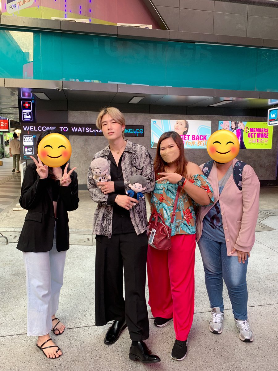MOO_fai_fai_MOO's tweet photo. ก็คือ faifuuuu ตัวแทนหมู่บ้าน
พี่เจมาไม่มีใครกล้าคุยกับพี่เจเลยค่าา😅
พี่เจขา พวกหนูขอถ่ายรูปกับพี่เจได้ไหมคะ
พี่เจบอกได้ๆ
นี่ก็บอกไปว่า พวกหนูเนี่ยทำโปรเจครถแห่��ห้พี่เจกับนุ้งอัสนะคะ
ลุ้นมากว่าพี่เจจะมาไหม
พี่เจบอกหารถไม่เจอ ขอบคุณนะคับ
#2JLionPink #ฝูงสิงโตของ2J 
@2Jkhunchalach https://t.co/3DBzb6GeYo